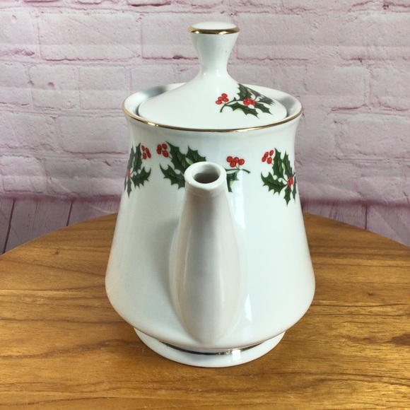 Porcelain Holly Berry Teapot - Picture 4 of 8